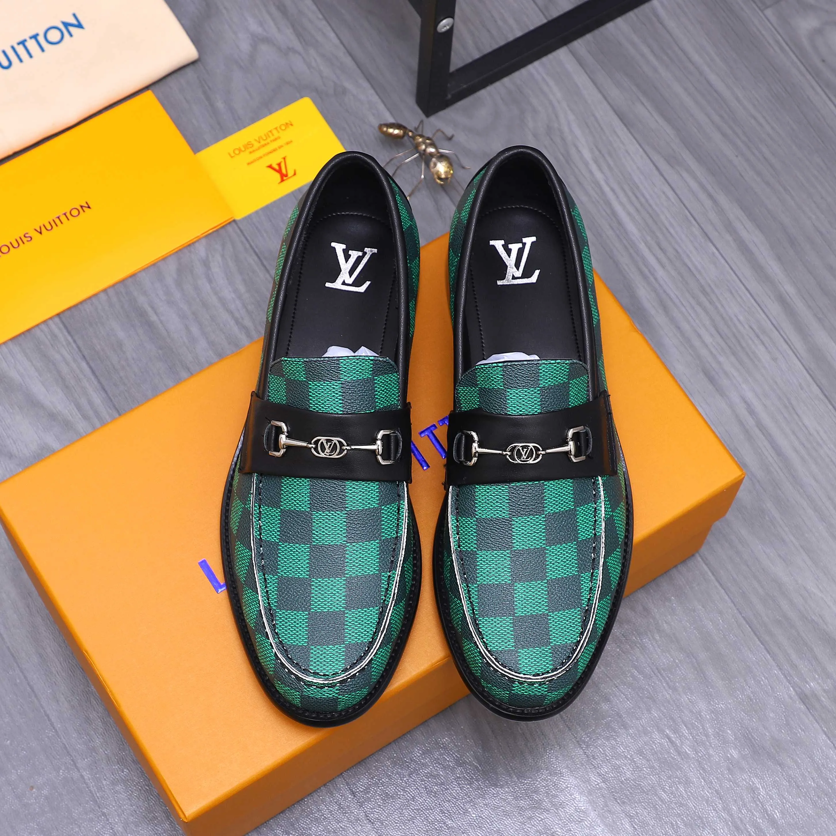 Men's shoes 💰660 Product trademark: LV [Louis Vuitton] business casual slip-on leather shoes, regular size. Size: 39-44 (38.45 custom-made, non-returnable) Product materials: Selected classic plaid upper, cowhide lining, original outsole